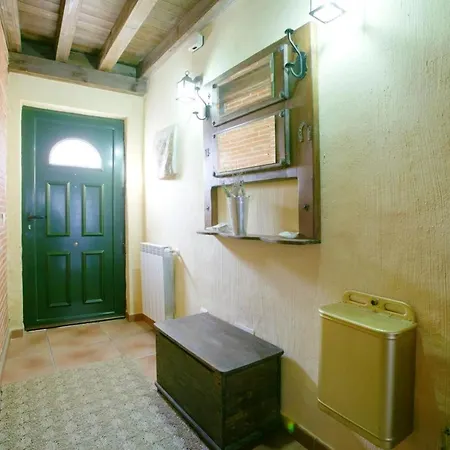 Vakantiehuis One Bedroom House With Jacuzzi Enclosed Garden And Wifi At *