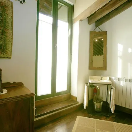 Vakantiehuis One Bedroom House With Jacuzzi Enclosed Garden And Wifi At