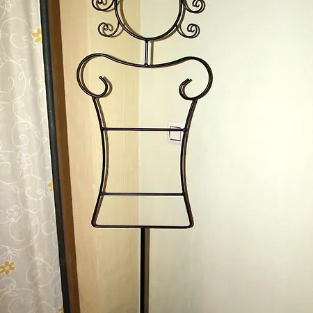 One Bedroom House With Jacuzzi Enclosed Garden And Wifi At *