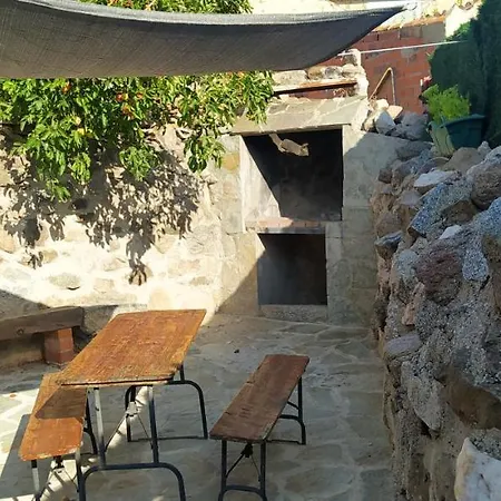 One Bedroom House With Jacuzzi Enclosed Garden And Wifi At *